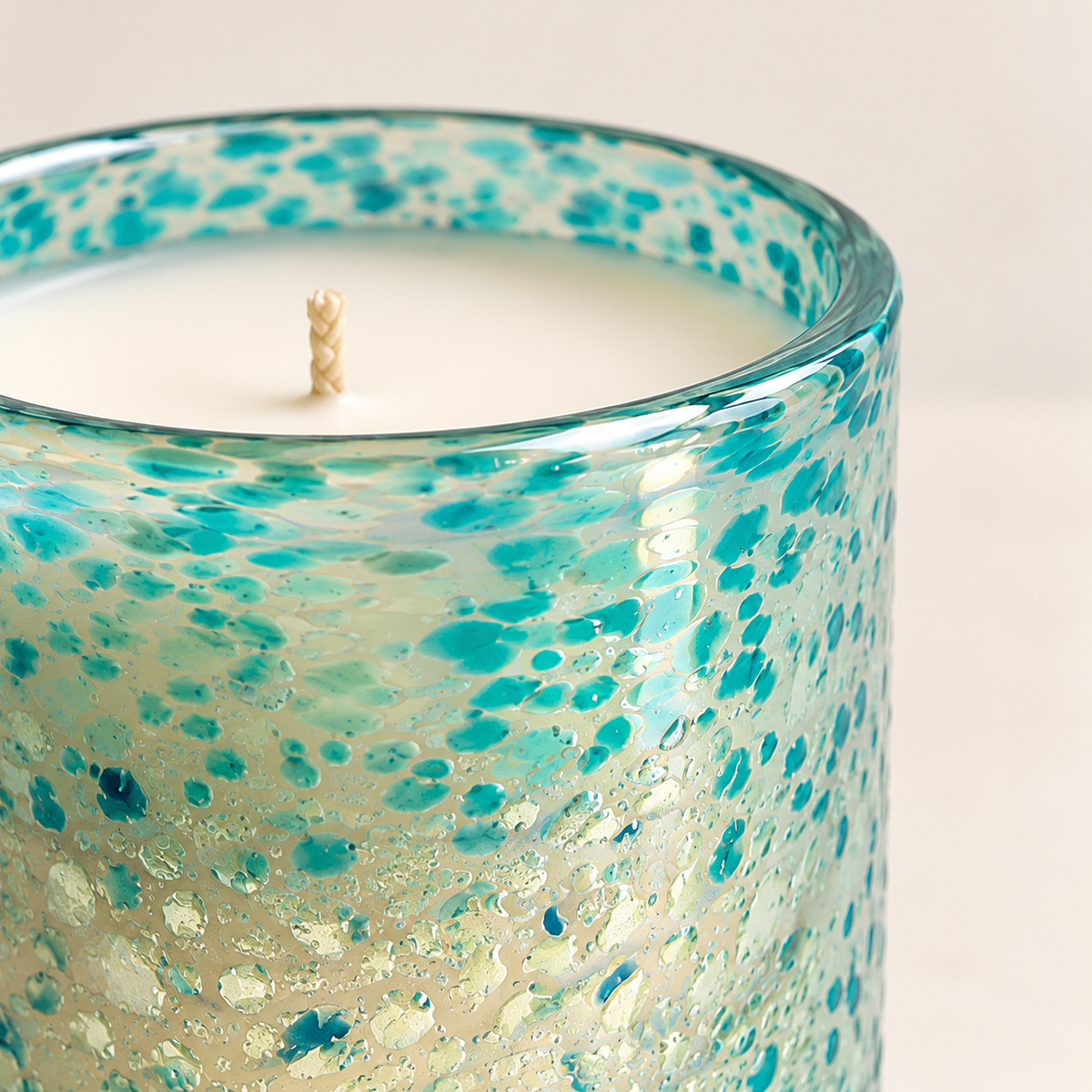 Copo de vidro verde azulado texturizado da vela Coco e Patchouli