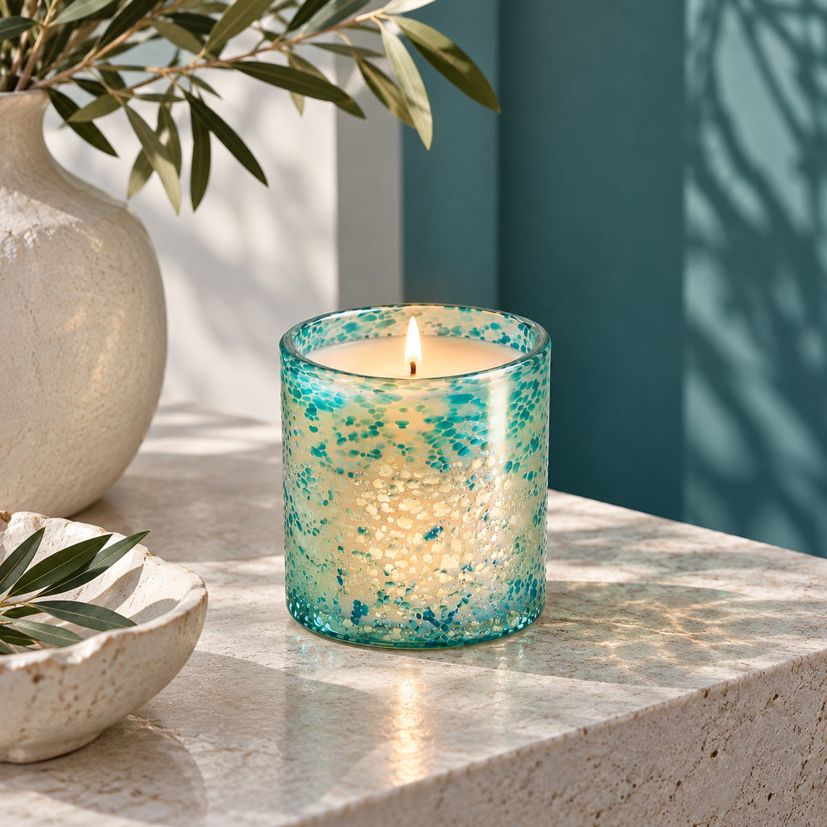 Vela aromática Coco e Patchouli em copo de vidro verde azulado