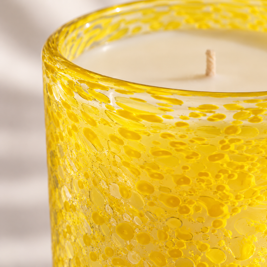 Vela aromática Manga e Maracujá em copo de vidro amarelo texturizado
